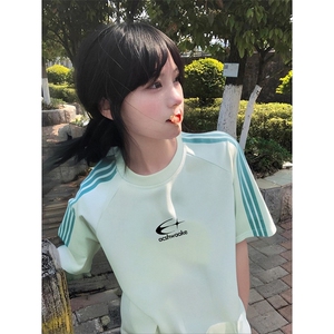 抖音得物品质二开240克宽松纯棉美式潮牌印花三条杠中性风短袖T恤图片