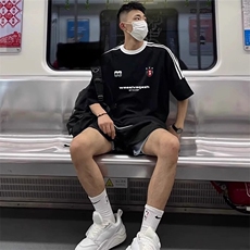 黑色