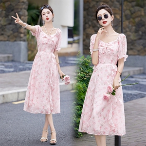 粉色荷叶边碎花连衣裙女2024夏季新款收腰显瘦减龄超好看仙女裙子图片