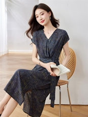 高级感气质V领连衣裙夏女2025新款百搭显瘦收腰减龄巨好看中长裙，女装连衣裙，布芭啦
