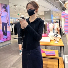 黑色