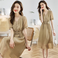 现货新款2024年g风扣子收腰天丝气质连衣裙，女装连衣裙，采品优优
