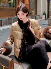 水衣源2693款圆领提花料新中式狐狸毛袖短款女式羽绒服，女装羽绒服，水衣源