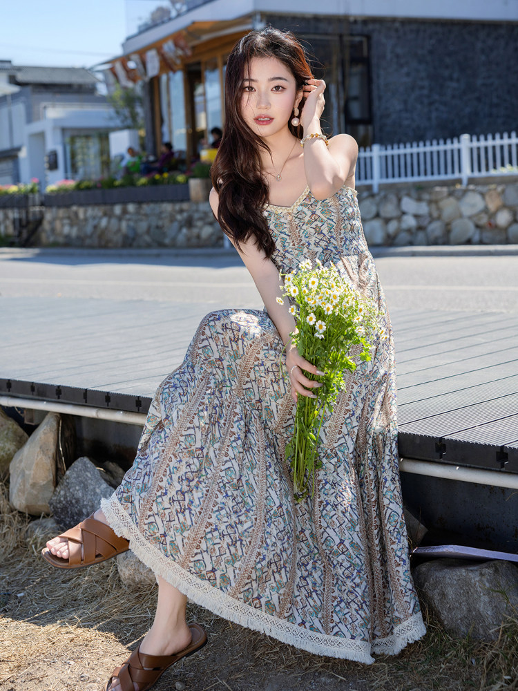 夏季新款2025女装蕾丝拼接长款沙滩裙印花吊带时尚连衣裙MJ2520,女装连衣裙,铭街依杨
