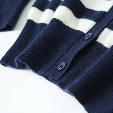 新款百搭斑马条纹V领开衫童装，童装儿童羊绒衫，瑞上羊绒