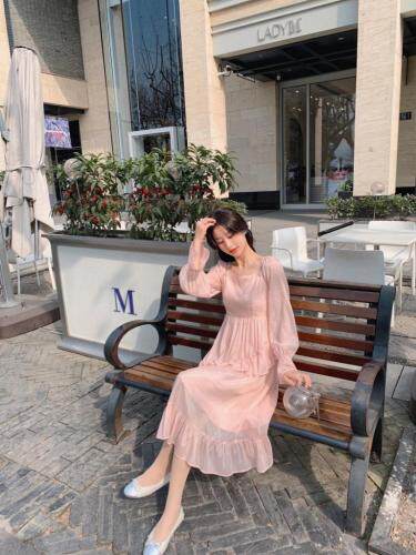 2021春季新品不规则压皱连衣裙，女装连衣裙，M.W 嫚维