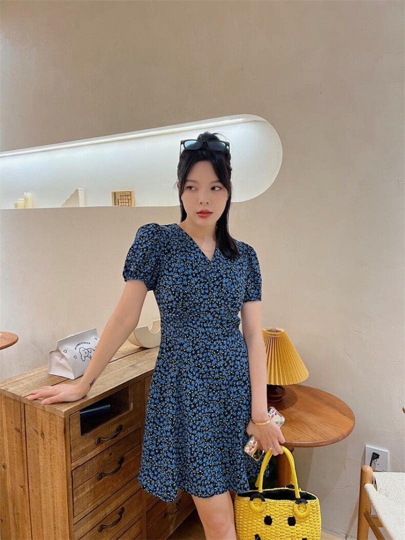 前侧两边抽皱碎花连衣裙，女装连衣裙，玩美