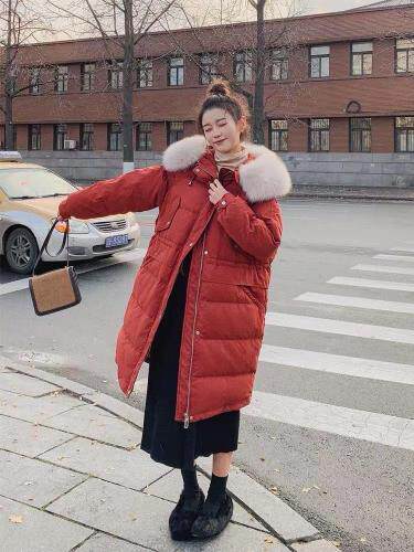 冬款新款大狐狸毛领系列长款90绒羽绒服，女装羽绒服，红雀纺