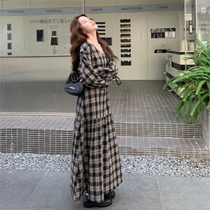 韩版收腰撞色格子长袖V领连衣裙女2025春秋季新款复古气质长裙子图片