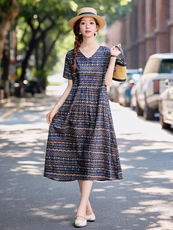 印花连衣裙女2025夏季新款今年流行爆款中长款大码时尚v领裙子潮，女装连衣裙，依万里