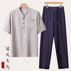 浅灰衣藏青裤