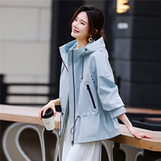 春季新款简约休闲优雅时尚具有设计感女士连帽外套冲锋衣，女装短外套，鑫源服饰