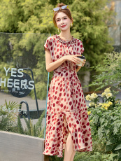 高级感温柔风女人味碎花波点连衣裙夏季新款超好看收腰显瘦A字裙，女装连衣裙，依路服饰