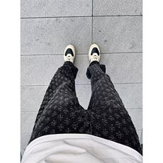 黑色