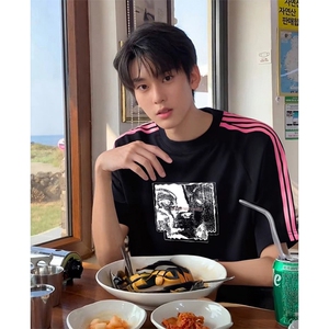 抖音得物品质二开240克宽松纯棉美式潮牌印花三条杠中性风短袖T恤图片