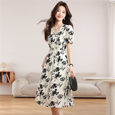 2026夏季新款法式V领水墨印花连衣裙收腰显瘦泡泡袖茶歇裙中长款，女装连衣裙，艾米