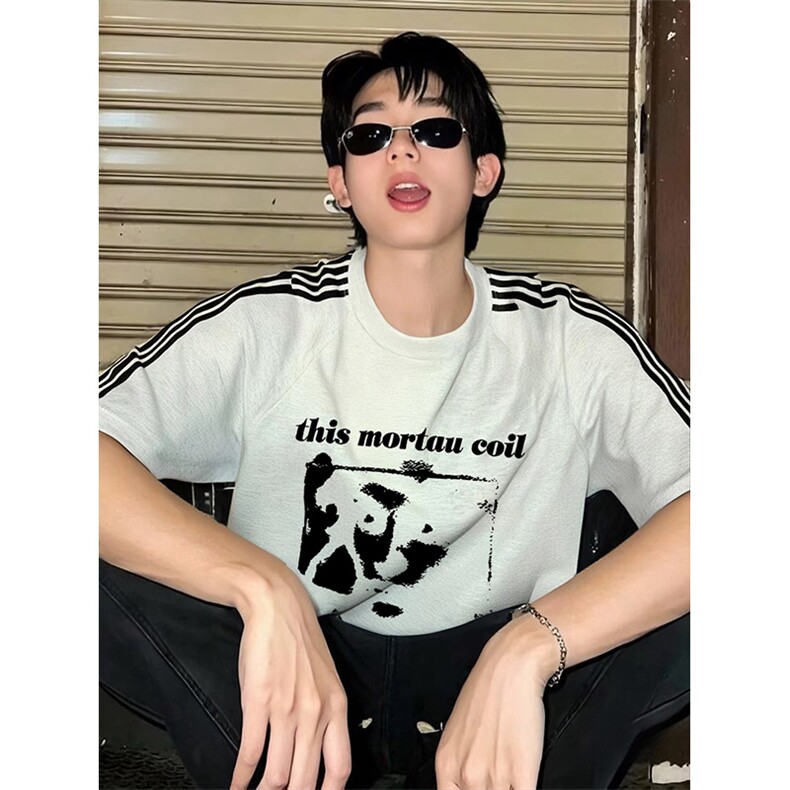 抖音得物品质二开240克宽松纯棉美式潮牌印花三条杠中性风短袖T恤,男装T恤,电商A486