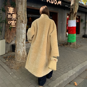 黄色牛角扣连帽皮毛一体羊羔毛厚外套女秋冬加绒保暖派克棉服大衣图片