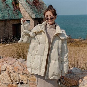 2021冬季新款韩版宽松中长款休闲连帽羽绒服女配挂件小兔子图片