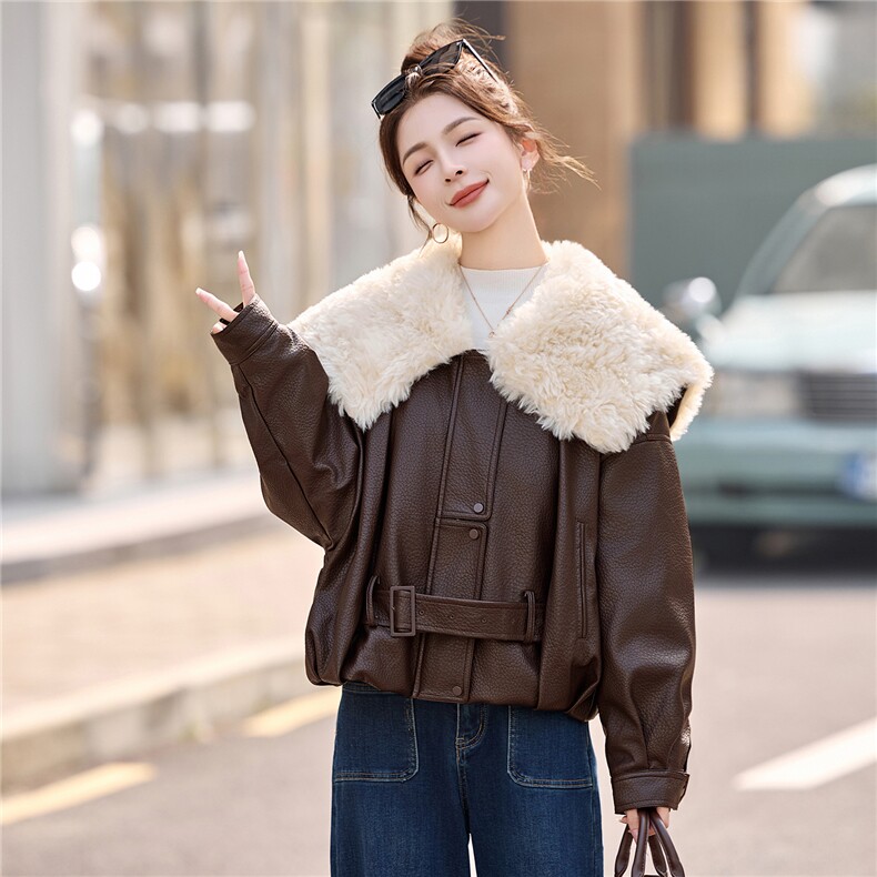 现货。现货。2025年皮衣拼接仿羊羔毛白鸭绒短款羽绒服,女装羽绒服,伊仟回