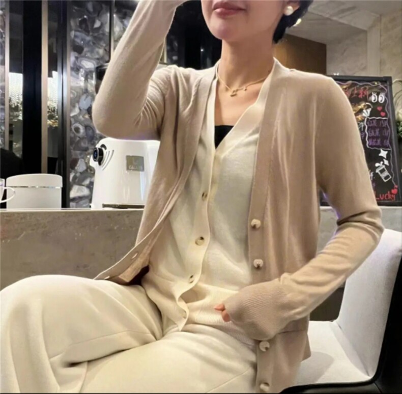 2024秋冬新款V领纯色纽扣精纺羊毛开衫,女装羊毛衫,斯尔特羊绒
