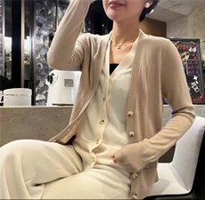 2024秋冬新款V领纯色纽扣精纺羊毛开衫，女装羊毛衫，斯尔特羊绒