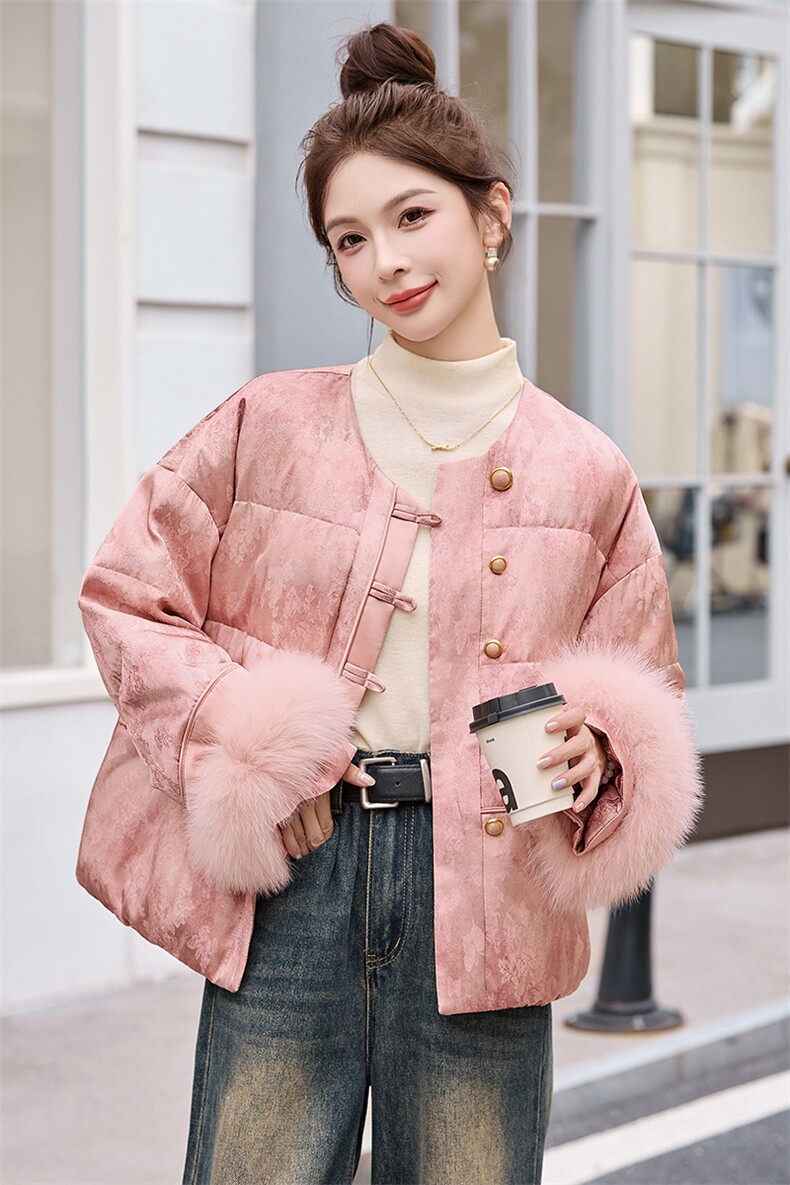 现货新中式羽绒服女2025冬季新款巨好看的短款粉色狐狸毛保暖外套,女装羽绒服,艾仟回(原伊仟回)
