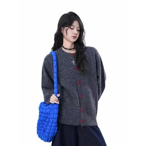 减龄撞色纽扣设计感小众圆领针织开衫毛衣外套女MC10,短袖衬衫搭配西装短裤图片