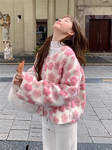 粉色羊羔毛立体花朵加厚保暖外套女冬时髦洋气上衣图片