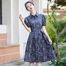 时尚洋气复古法式收腰显瘦碎花连衣裙女夏季2025新款潮流翻领裙子，女装连衣裙，美沁