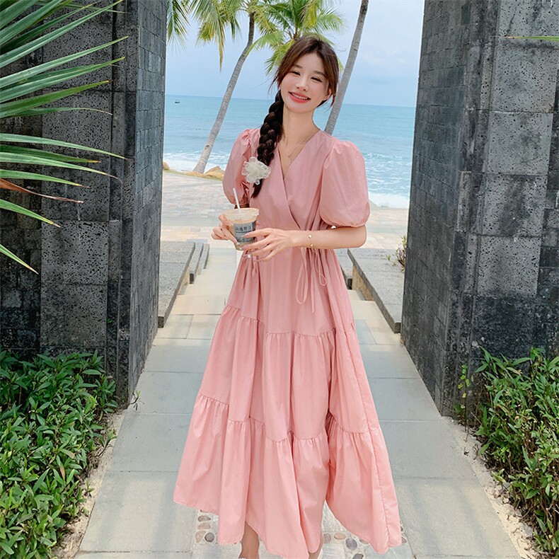法式温柔风粉色v领泡泡袖连衣裙女夏新款大裙摆收腰海边度假长裙图片
