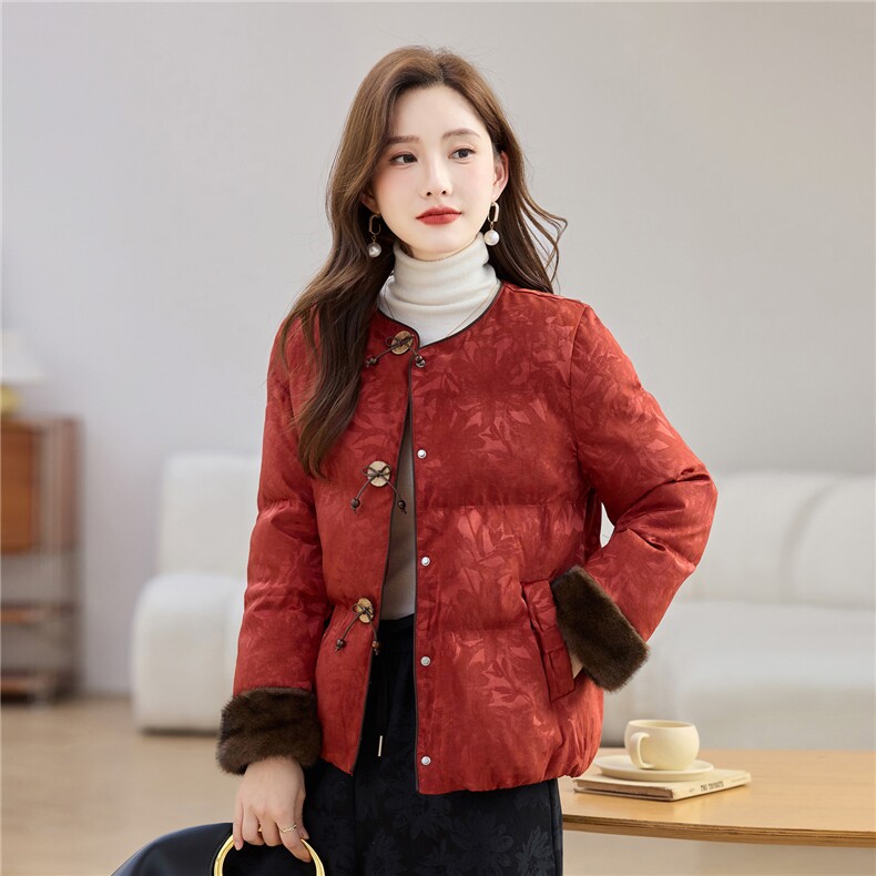 现货2025年冬季新款中式白鸭绒羽绒服女复古风提花毛领袖外套上衣,女装羽绒服,璐依舞
