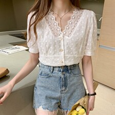 2021夏季新款韩版百搭V领花边拼接镂空短袖衬衫女小个子上衣，女装衬衫，潮品会