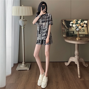韩流时尚套装女夏季新款气质显瘦圆领印花短袖上衣阔腿短裤两件套图片