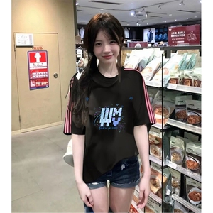 抖音得物品质二开240克宽松纯棉美式潮牌印花三条杠中性风短袖T恤图片