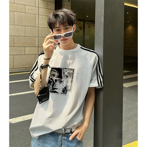 抖音得物品质二开240克宽松纯棉美式潮牌印花三条杠中性风短袖T恤图片