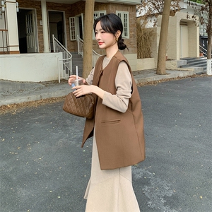 卡其色休闲减龄连衣裙套装女2025春季新款韩版显瘦马甲长裙两件套图片