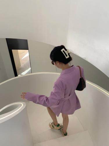 紫色腰带西装图片