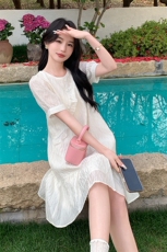 米白色荷叶边肌理感连衣裙女2025夏新款小众设计独特绝美小个子裙，女装连衣裙，2D075