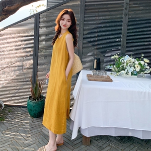 黄色简单大方的连衣裙女夏季2025新款宽松休闲松弛感无袖背心裙子图片