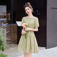 碎花连衣裙2025夏季新款小个子巨好看的波西米亚气质收腰度假短裙，女装连衣裙，韩宇舍