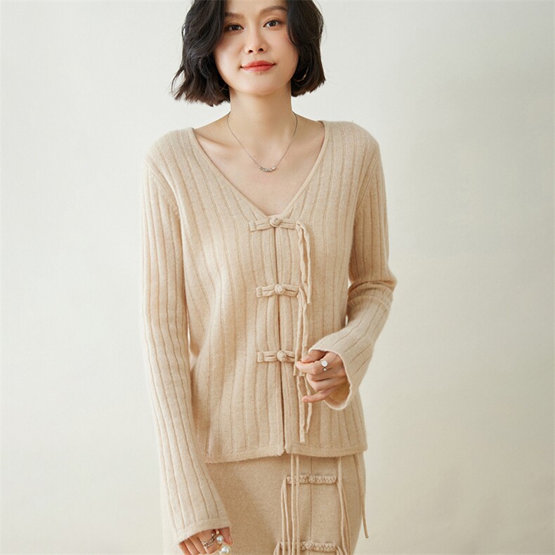 优雅中式V领羊绒开衫 轻薄舒适显瘦设计图片