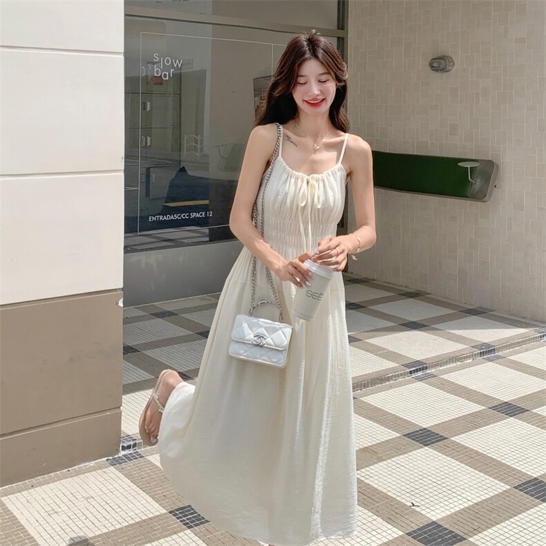 文艺范连衣裙2025气质女神范温柔风浪漫绝美挂脖长裙吊带裙，女装连衣裙，欣美人