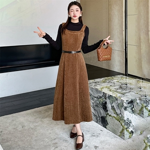 红色背带连衣裙套装女早春新款2025超火气质高级感长裙两件套图片