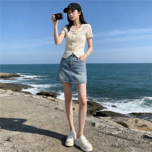 高级感时尚减龄套装女夏V领立体花朵短袖上衣蓝色牛仔短裙两件套图片