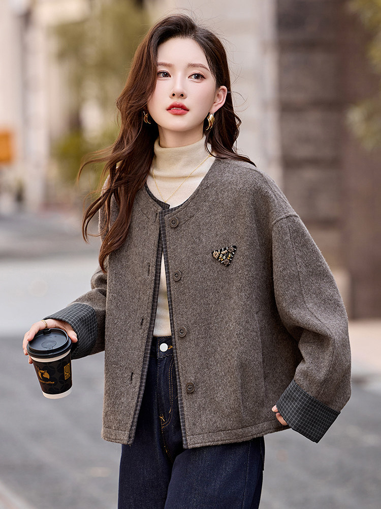 现货小香风圆领毛呢短外套女2026秋季新款复古拼接皮衣百搭上衣,女装毛呢外套,依如秀(原杭风阁)
