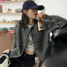 2025年秋季新款纯色针织圆领开衫时尚休闲风，女装针织衫/毛衣，旭驰羊绒
