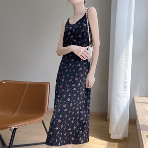 时尚碎花吊带裙夏季缎面垂感凉快宽松显瘦打底裙可外穿吊带连衣裙