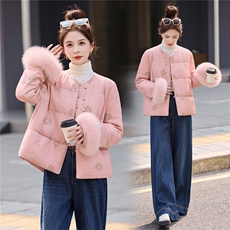 现货。2025年潮冬季真狐狸毛重工刺绣钉珠短款新中式羽绒服新款，女装羽绒服，艾仟回(原伊仟回)
