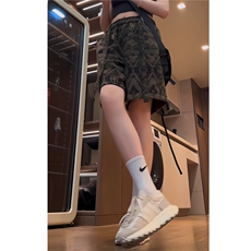 黑绿色